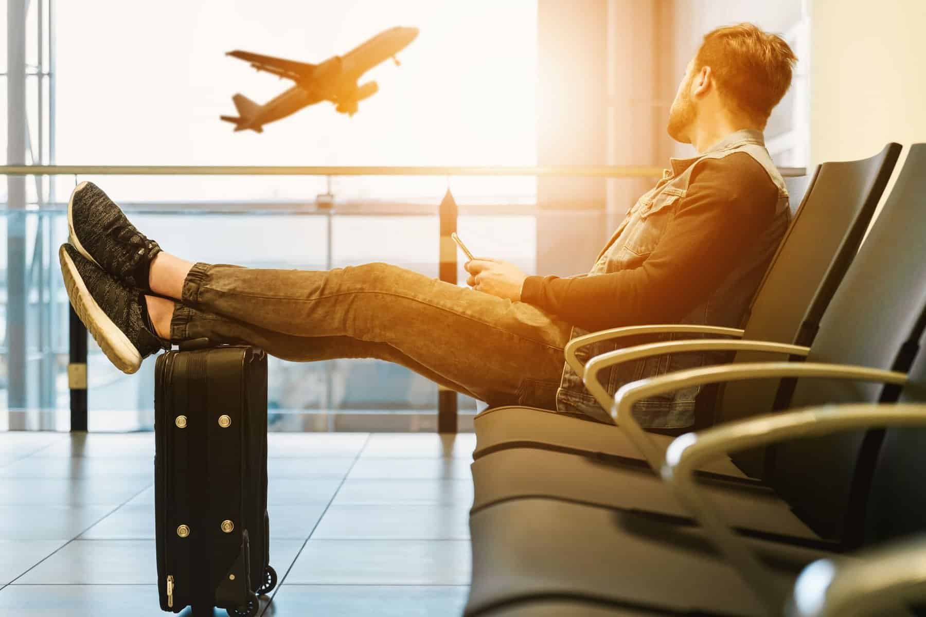 Passager non-rev attendant dans un aéroport