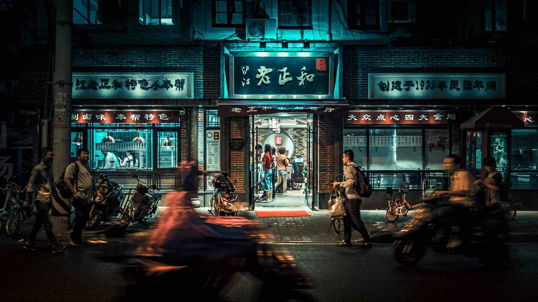 Edificio chino de noche