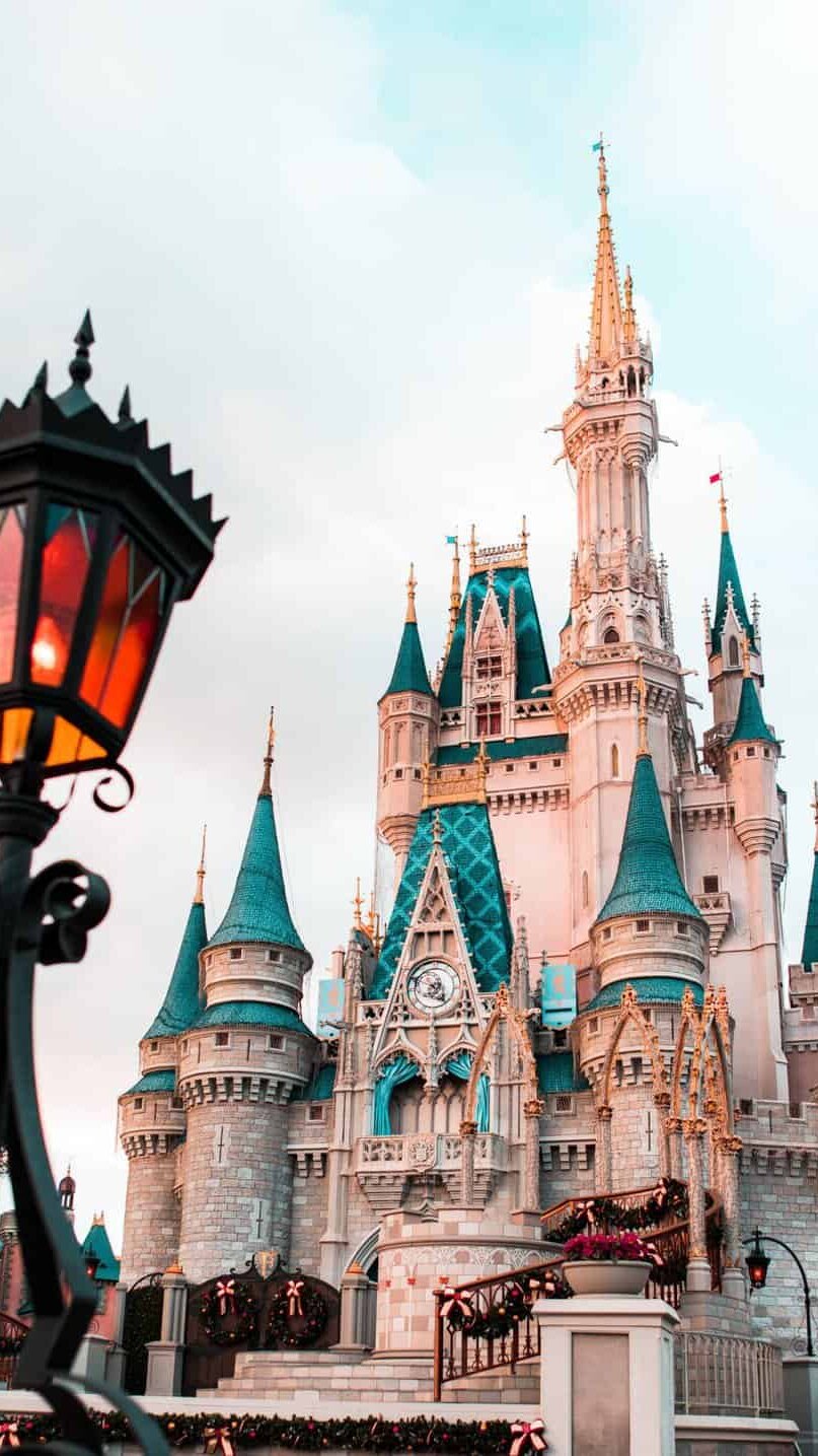 Una toma diurna del icónico castillo en el Parque Temático Magic Kingdom de Disney