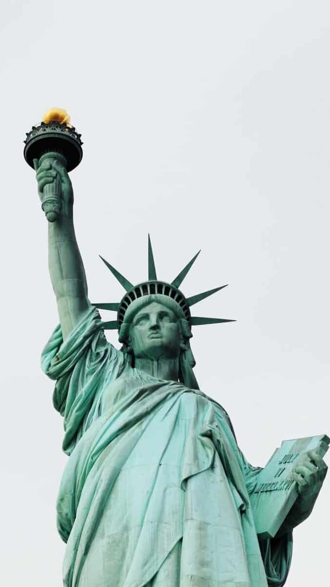 La estatua de la Libertad en la ciudad de Nueva York con una niebla al fondo