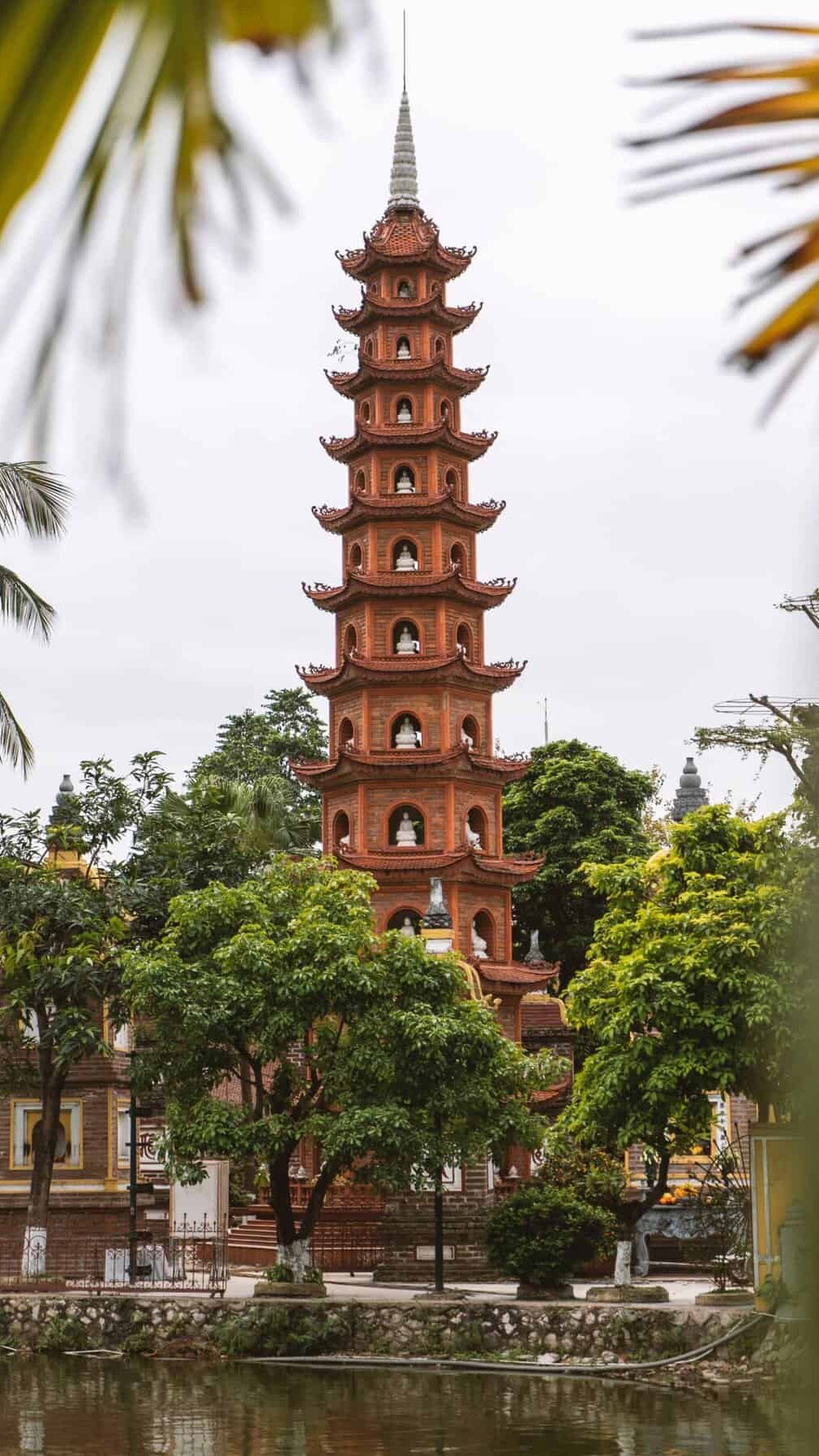 Un hermoso templo vietnamita en la capital de Hanoi.