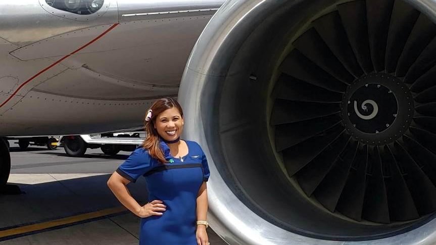 Dianne, miembro de United Flight Crew, posa frente a un motor del A320F