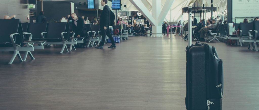 Una bolsa aislada en un aeropuerto vacío esperando a ser autorizada como reserva en un vuelo.