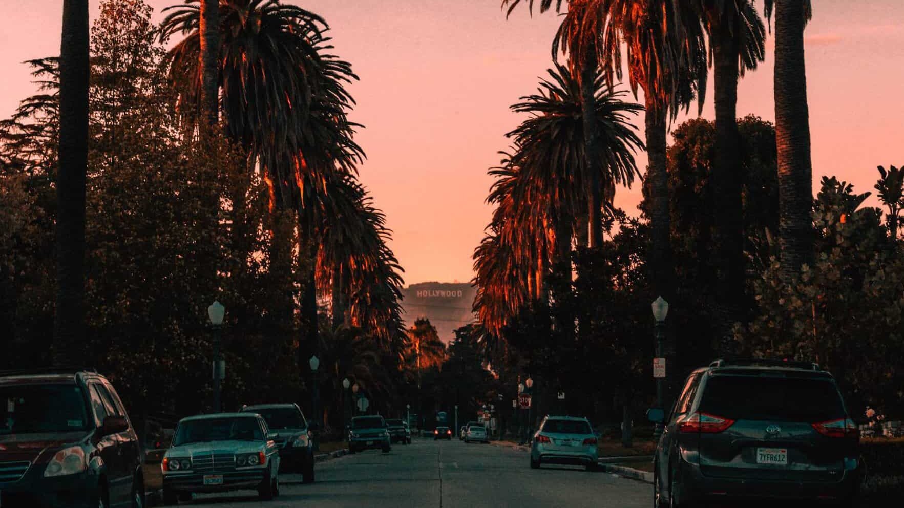 Une vue spectaculaire sur le coucher de soleil à Hollywood