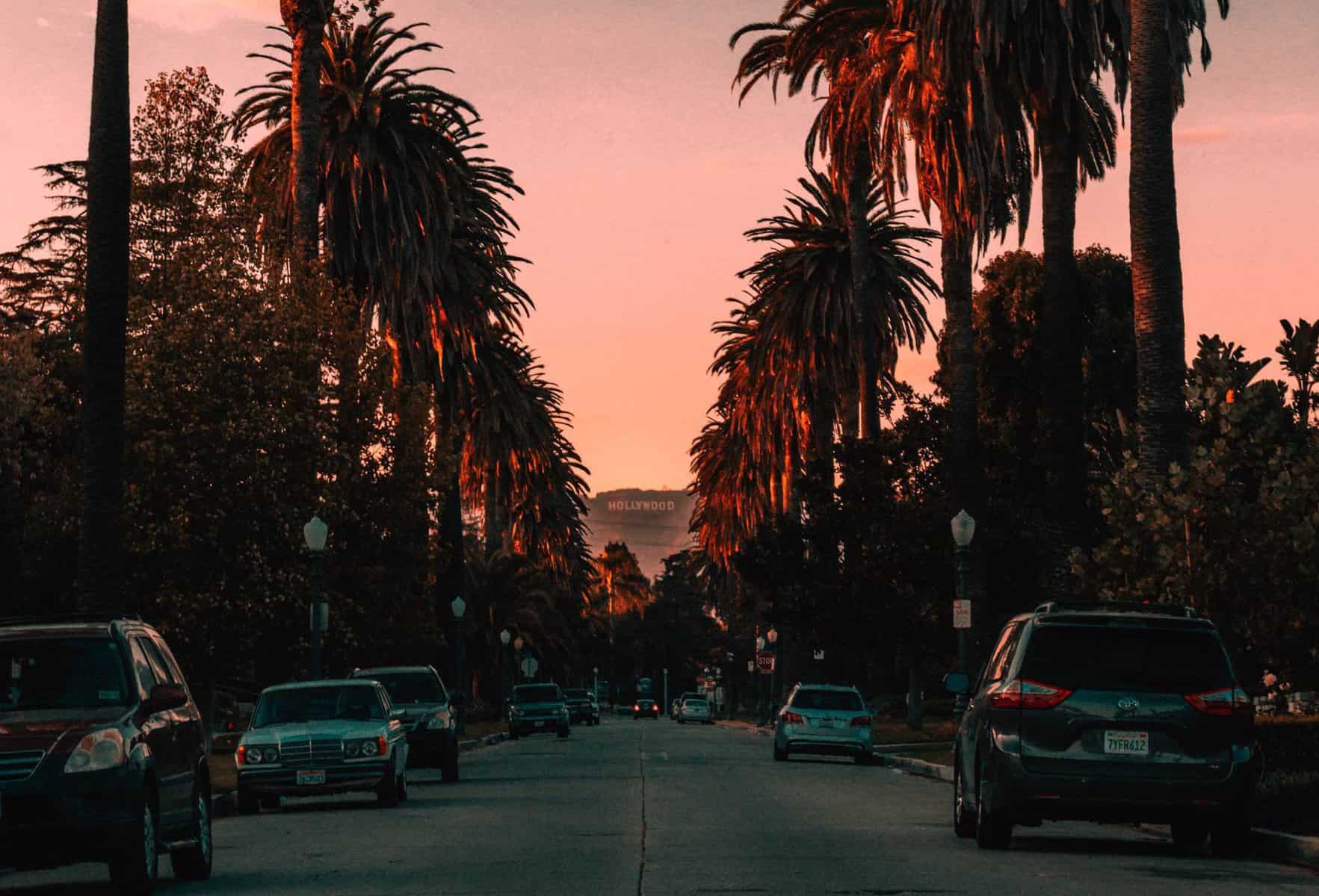Une vue spectaculaire sur le coucher de soleil à Hollywood