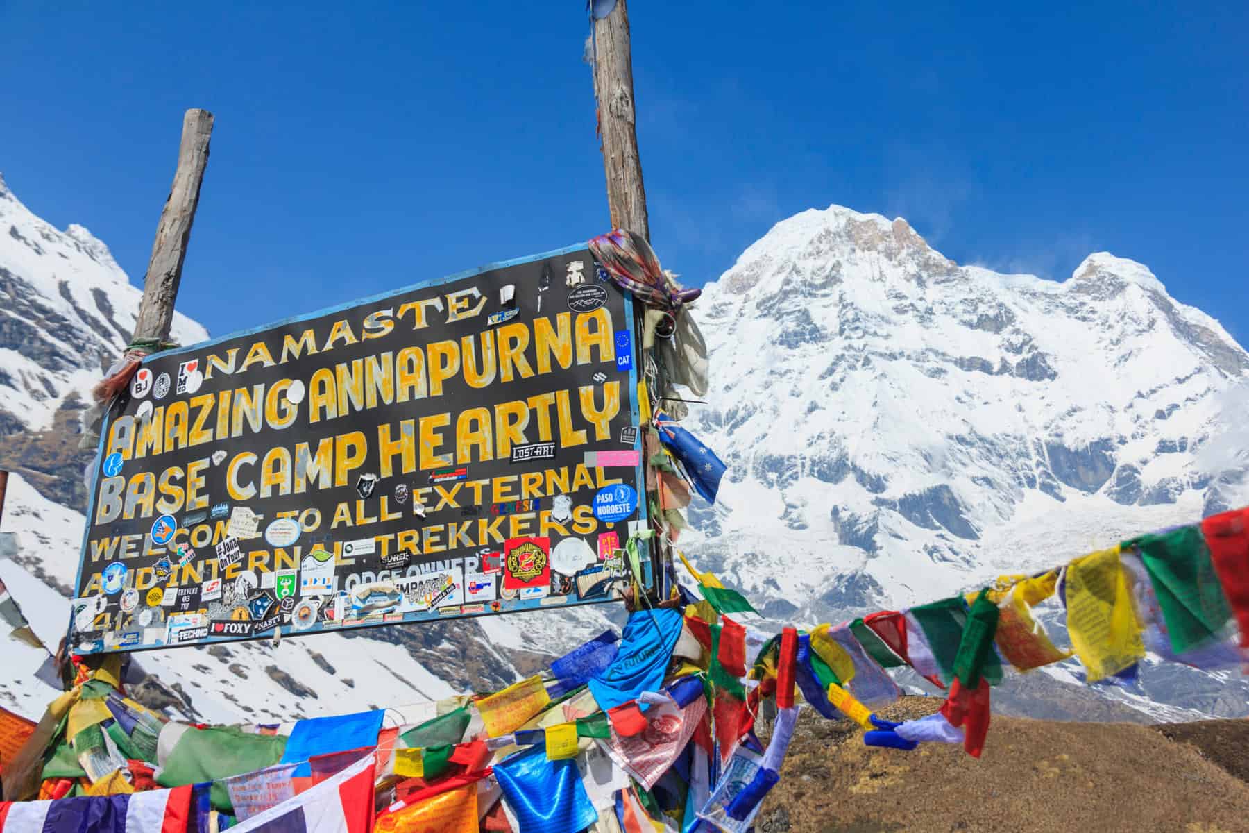 ANNAPURNA, NEPAL - 14 DE ABRIL DE 2016: Pico de la montaña Himalaya Annapurna South con el cartel del campamento base de Annapurna, es un destino de trekking muy famoso en Nepal.
