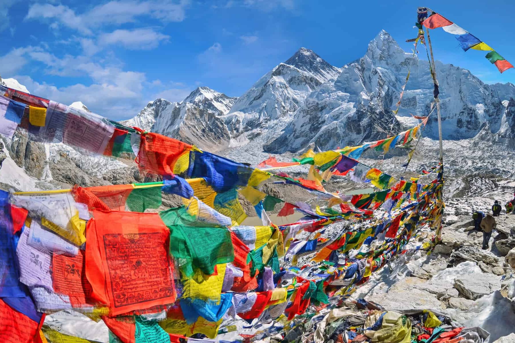 Vue sur le mont Everest et le Nuptse avec des drapeaux de prière bouddhistes du Kala Patthar dans le parc national de Sagarmatha, dans l'Himalaya du Népal