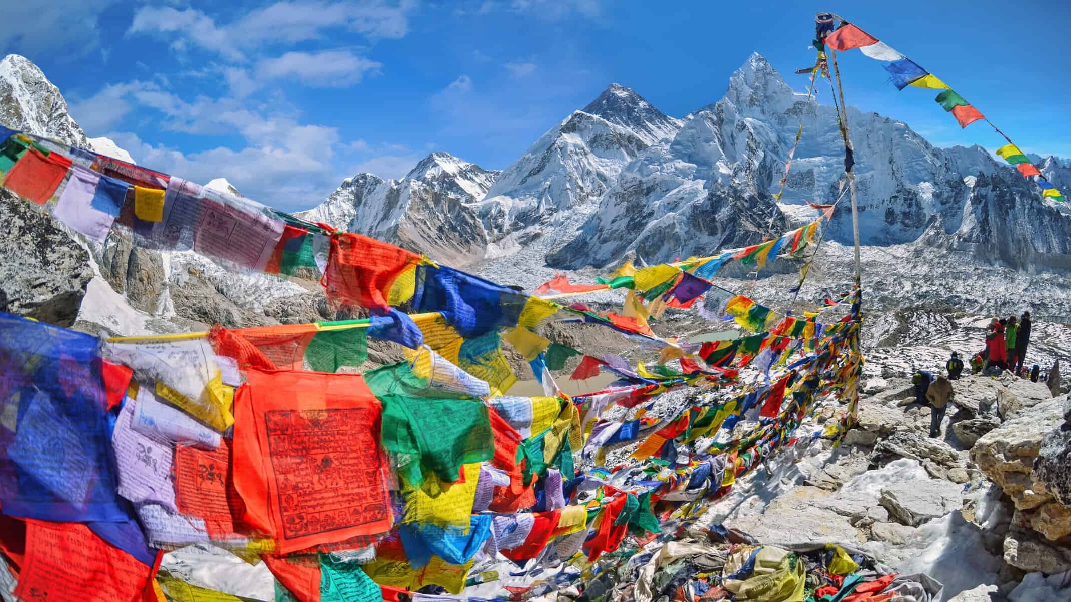Vue sur le mont Everest et le Nuptse avec des drapeaux de prière bouddhistes du Kala Patthar dans le parc national de Sagarmatha, dans l'Himalaya du Népal