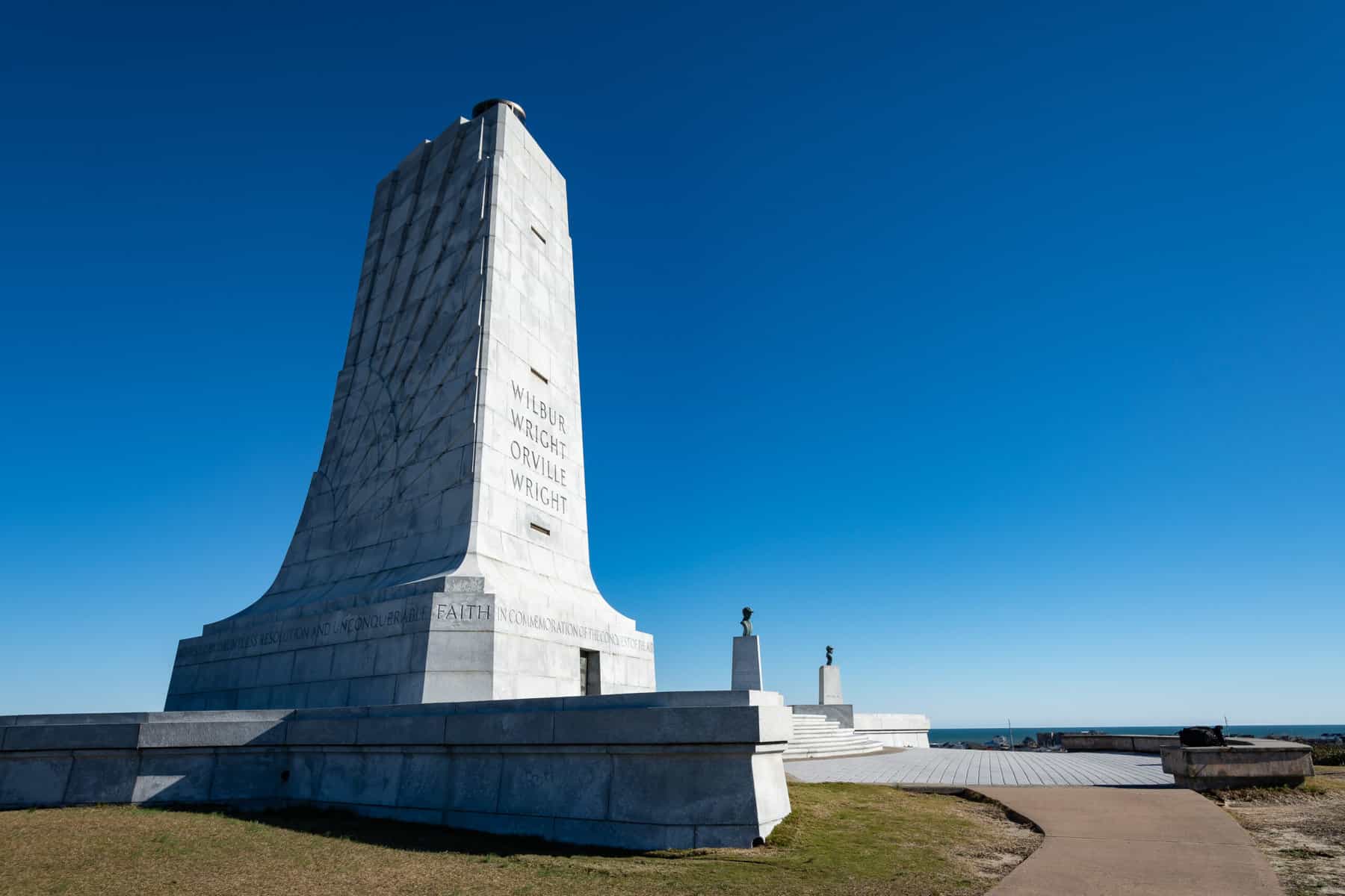Mémorial national des frères Wright, situé à Kill Devil Hills, en Caroline du Nord. Le mémorial mesure 60 pieds de haut, ce qui en fait l'un des monuments artificiels les plus hauts des Outer Banks.